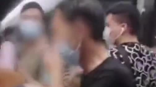 女孩地铁遭遇“咸猪手”大声喝止 勇敢将男子拽下车