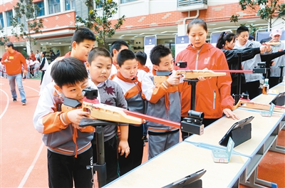 小学生们体验十四运射击比赛项目。(西安报业全媒体首席记者 李明 摄)