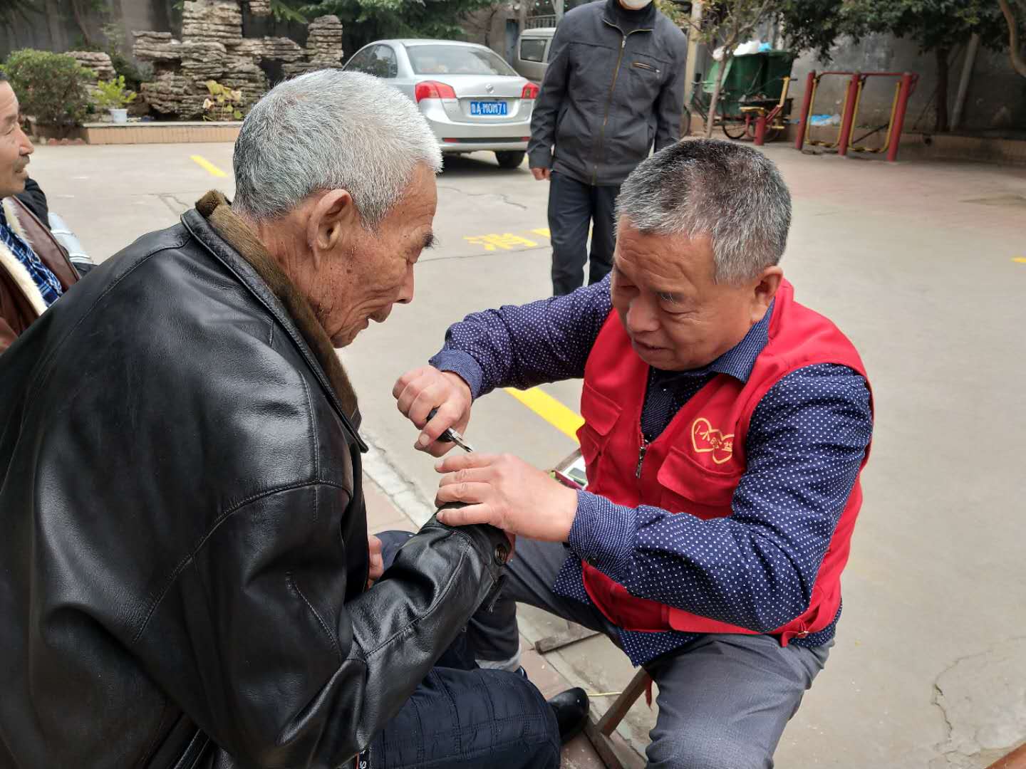 槐蔭區68歲修腳匠劉躍在父母面前永遠是個孩子