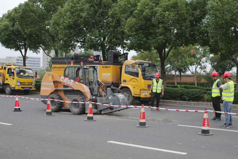 小面积沥青路面破损如何修复？ 机械化提高劳动效率 新设备助力道路养护