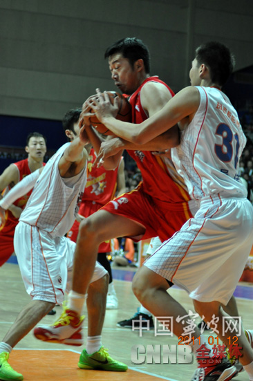 大郅奋力突围“夹心饼干”式防守（林海 摄）