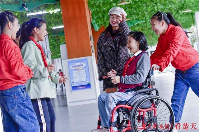 欣然和小伙伴们一块玩耍