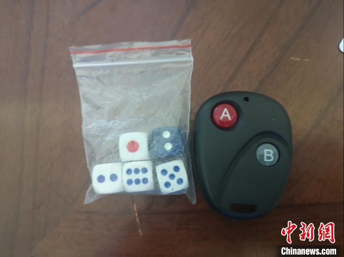 庄家出千用的骰子控制器。 刘炽杰 摄