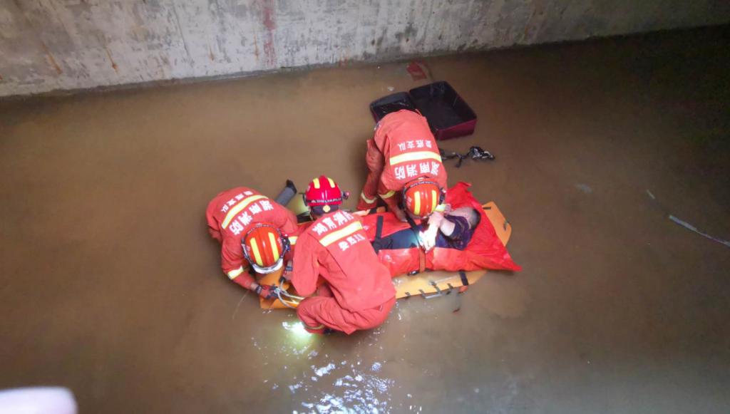 工人掉进5米深消防水池 消防成功救援凤凰网湖南凤凰网 3446