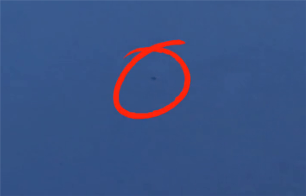 无人机500米高空拍摄到长白山天池不明物体 景区回应