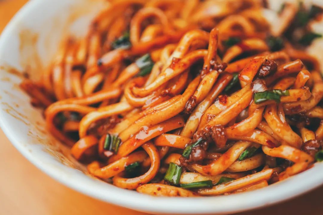 一般用的是棍棍面,讲究的还会加入豇豆丰富口感.