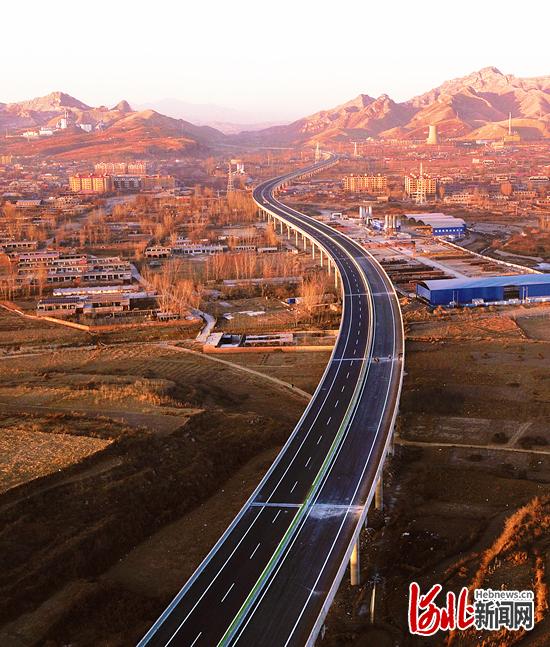 图为太行山高速公路灵山特大桥。 河北日报记者赵海江摄