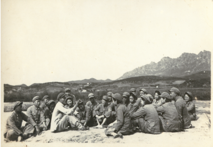 ▪休息之余,听前线战友讲战斗战事