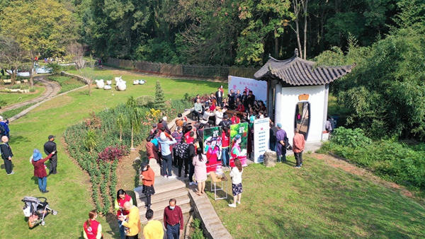 武汉文旅志愿服务情暖晚秋 江城老人乐享重阳佳节 