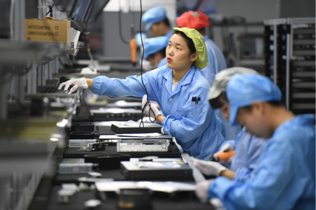 9月22日，在福建省福州市一家高新技术企业，员工在生产数字网络产品。图片来源：中国政府网