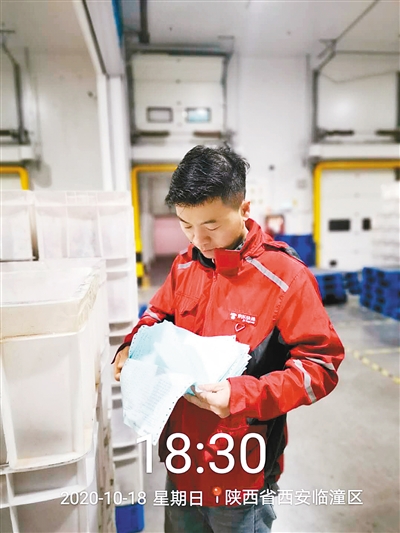 10月18日18时30分，牛志平在仓库核对送货单。受访者供图