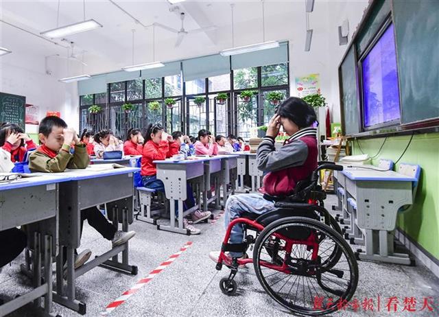 欣然是眼保健操“领操员”