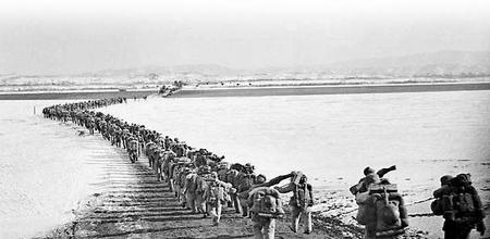 1950年10月,抗美援朝志愿军队伍雄赳赳,气昂昂跨过鸭绿江.新华社发