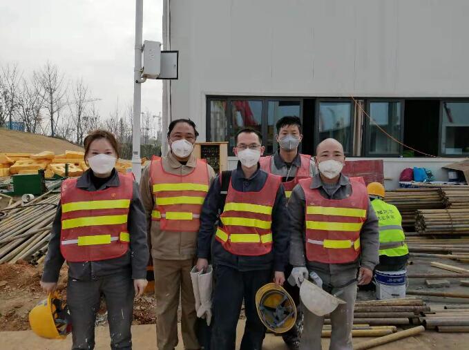 2月3日，来自河北军辉安防科技股份有限公司的部分工人在武汉雷神山医院建设工地。 河北军辉安防科技股份有限公司供图