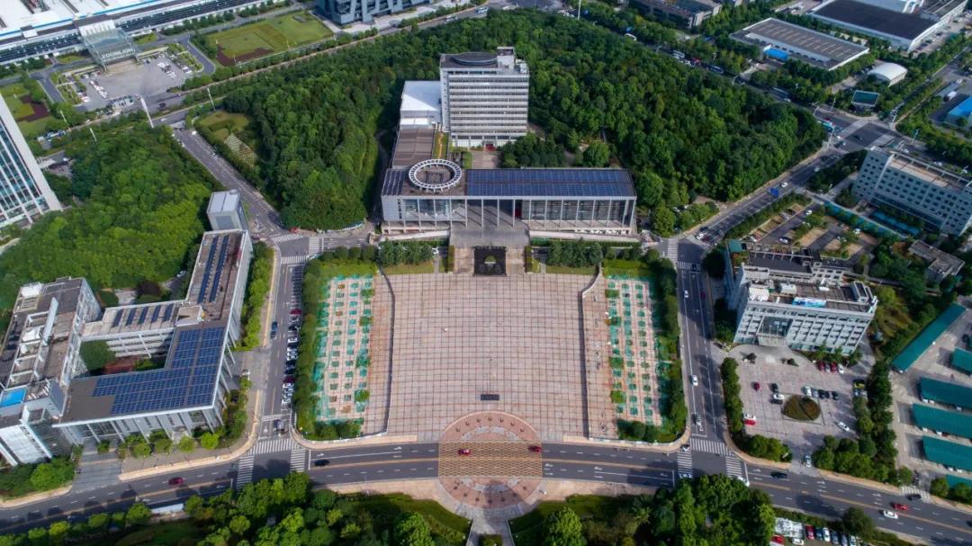 1988年，长沙高新区前身、长沙科技开发试验区正式成立，这是湖南第一家产业园区。2019年，长沙高新区在全国169个国家级高新区综合排名已经提升到第11位。