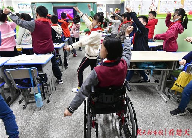 欣然在轮椅上跳操