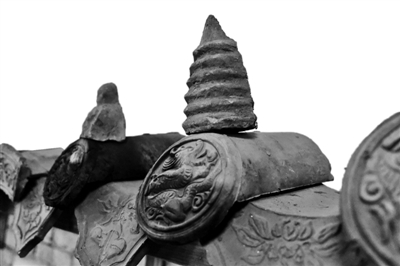 天封塔造型的“顶帽”和仿古的檐口瓦片相映成趣。