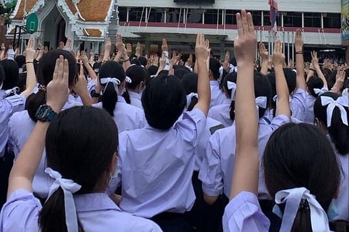 女子学校学生在上课前做出抗议手势。图片来源：曼谷邮报