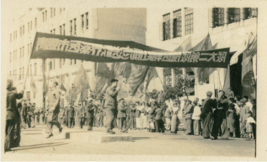 ▪高举横幅欢送抗美援朝志愿军