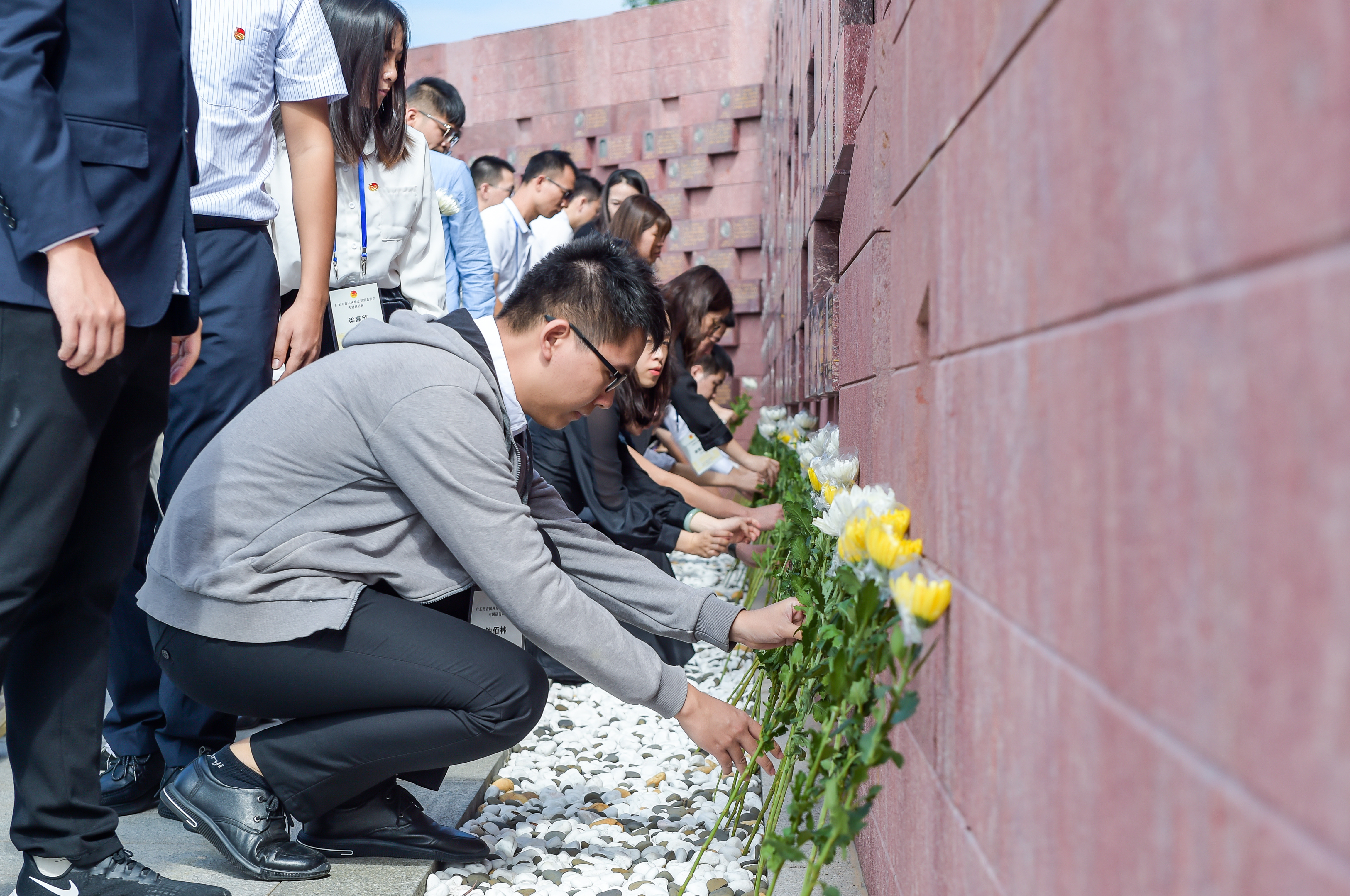 广东省首个“青少年教育基地” 在广东公安英雄广场揭牌