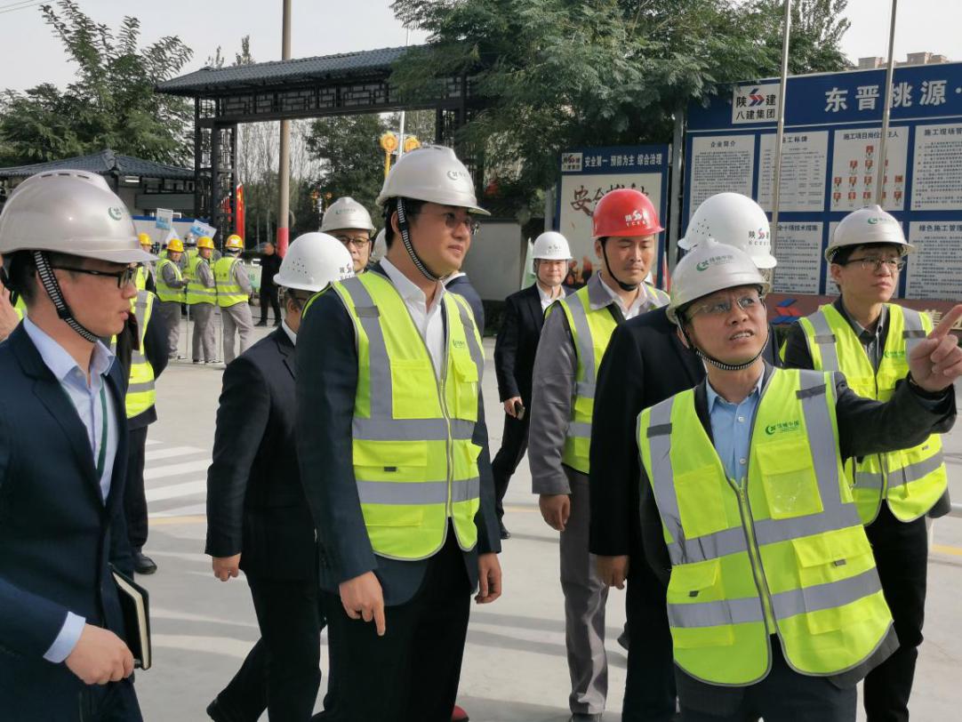 绿城中国总工程师,助理总裁肖力(中)观摩项目