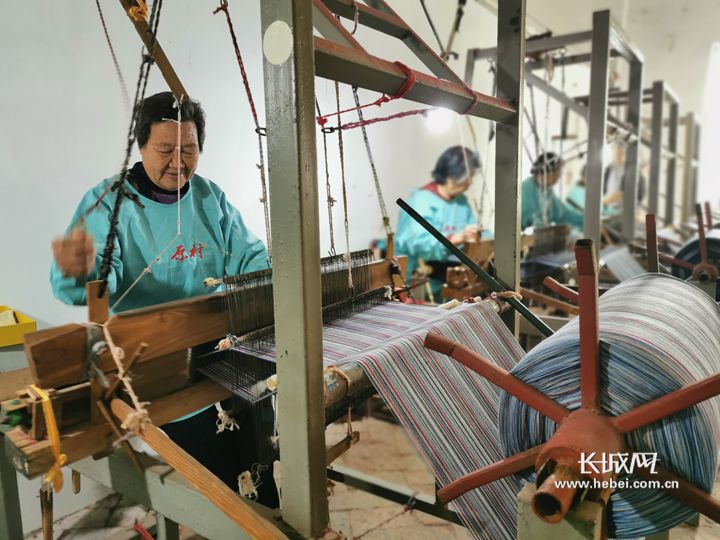 农村妇女实现了家门口就业。长城网记者 胡晓梅 摄