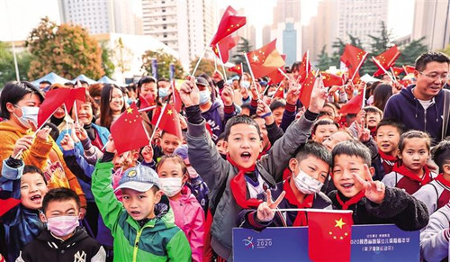 10月17日，陕西省首届少儿体育嘉年华（亲子趣味运动会）在省体育场举行，本次活动由省体育局主办。这场为少年儿童举办的体育盛会让来自全省各地50多所学校的孩子们欢欣雀跃、笑逐颜开。 记者 张江舟摄