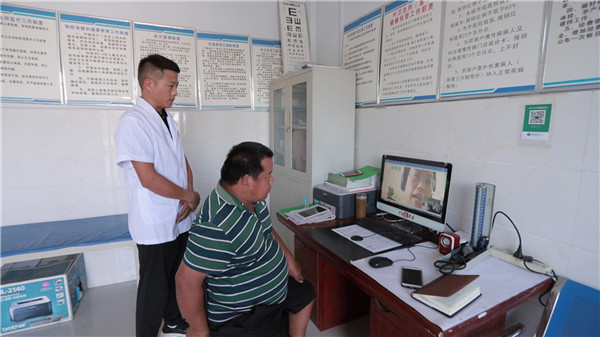 村民通过医疗互联服务平台咨询病情