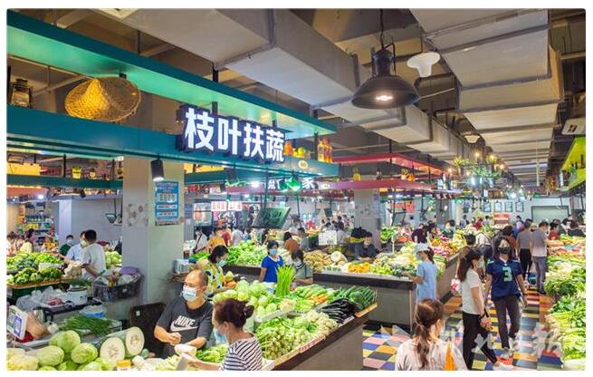 图为：9月11日，武汉市江岸区百步亭百大鲜生农贸市场，市民在干净整洁的环境下选购各类蔬菜。（湖北日报全媒记者 蔡俊 摄）