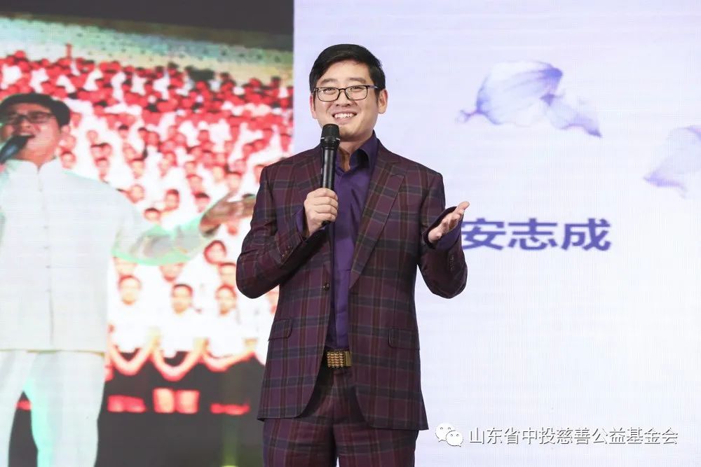 拍卖会上,周春卫女士的爱人安志成先生捐赠了一辆全新的限量款印第安