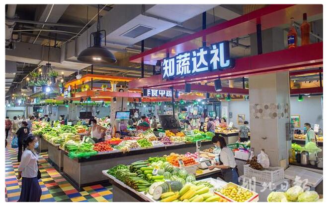 图为：9月11日，武汉市江岸区百步亭百大鲜生农贸市场，市民买菜如同逛超市。（湖北日报全媒记者 蔡俊 摄）