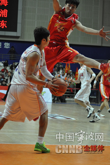 韩硕从天而降防守上海队（林海 摄）