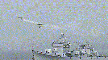 退役“珠海舰”进入重庆主城 两名老兵架飞机迎接护航