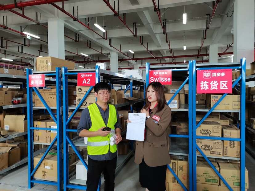 直播中,主播在保税仓内向直播间25万网友展示保税仓发货时所需的表单