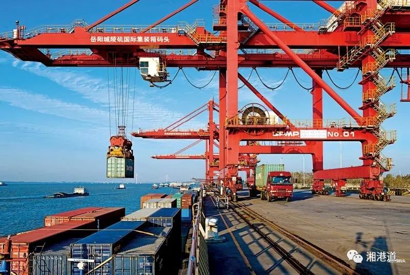 ▲湖南城陵矶新港区港口码头正在作业