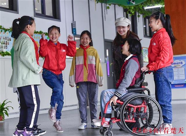 欣然和小伙伴们一块玩耍