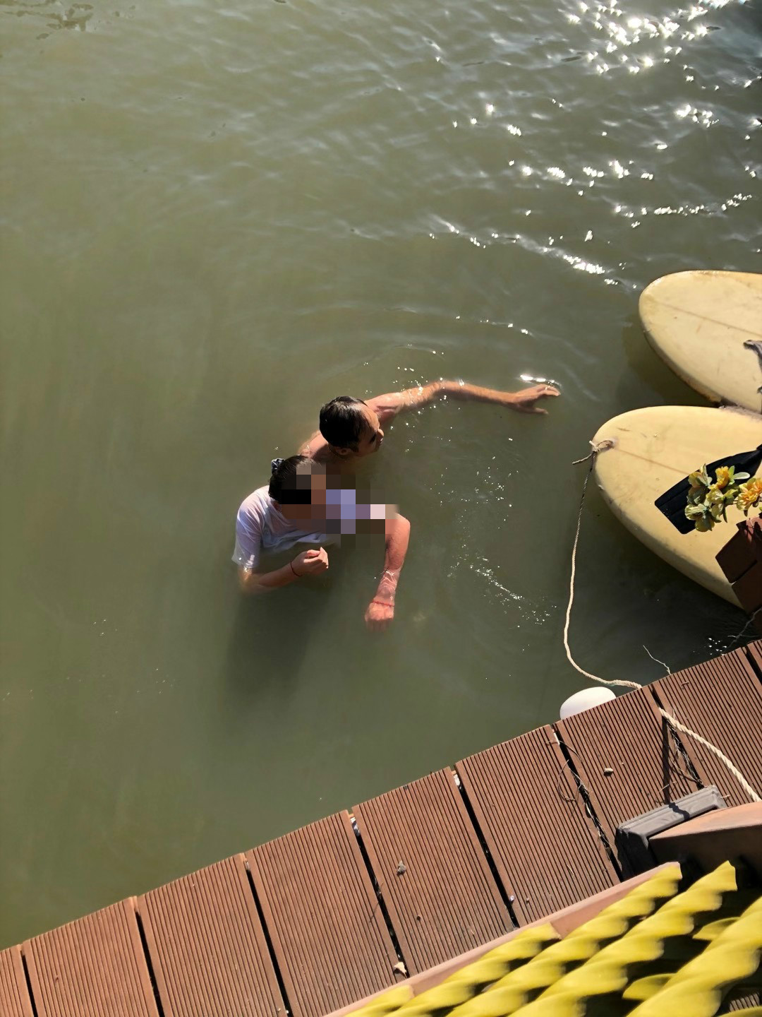 女子跳河轻生鄞州咸祥村干部纵身一跃跳进冰冷河水救人