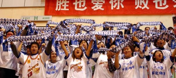 （蓝魂球迷为八一男篮加油，李岩宏摄）