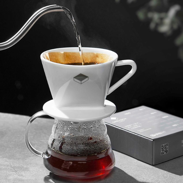 在优化门店定位消费者的同时,greybox coffee(灰盒子咖啡)将品牌调性