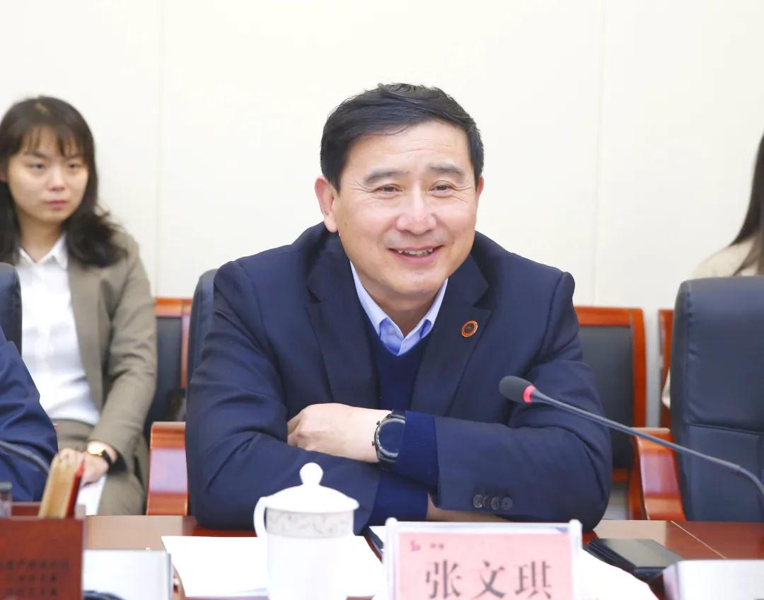 经理张文琪,隆基泰和集团董事长魏少军等领导鉴签,陕建集团董事章贵金