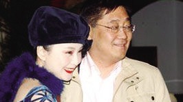 被丈夫23年如一日的宠爱，安雯在苏越官司缠身时全力拯救