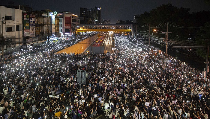 2020年10月19日，泰国曼谷，示威者在市区继续举行大规模抗议集会。图片来源：视觉中国