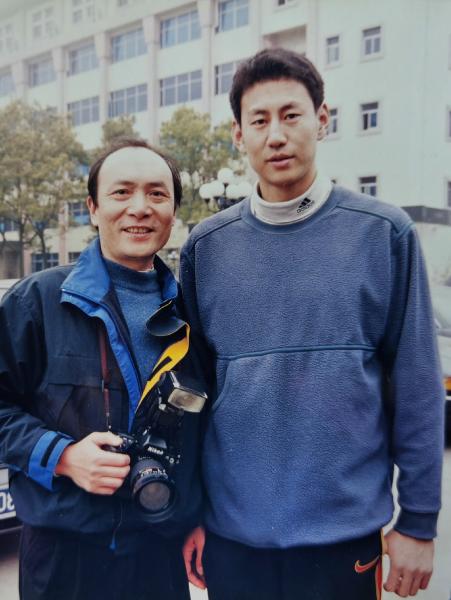 （李岩宏与名将李楠合影。受访者供图）