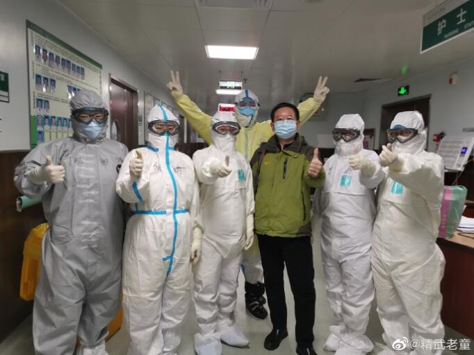 53岁的童明俊（右三）不幸感染新冠肺炎，但这位武汉人却把微博名字改成“幸运的老童”。他在病房里用手机敲字、拍照，记录给他带来幸运的人——河北支援湖北医疗队中的十几位护士姑娘。出院前，他与河北支援湖北医疗队队员合影。 童明俊供图