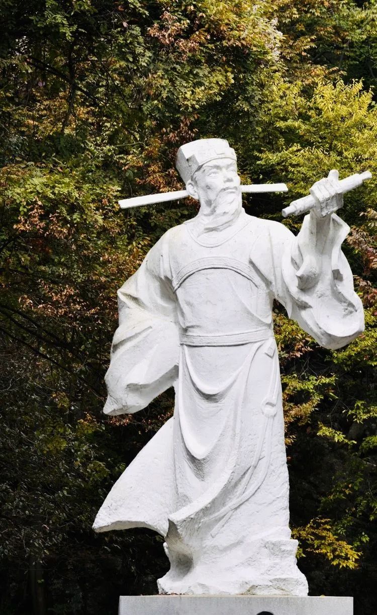 北宋大臣王安石曾游此,作《游褒禅山记》：“褒禅山亦谓之华山。唐浮图慧褒始舍于其址，而卒葬之；以故其后名之曰“褒禅”。今所谓慧空禅院者，褒之庐冢也。距其院东五里，所谓华山洞者，以其乃华山之阳名之也。距洞百余步，有碑仆道，其文漫灭，独其为文犹可识，曰“花山”。今言“华”如“华实”之“华”者，盖音谬也。”