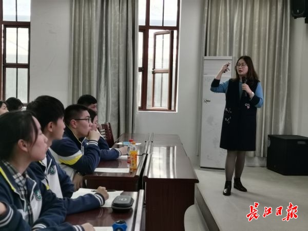 张岚老师主讲自然绘景方法. 记者向洁 摄