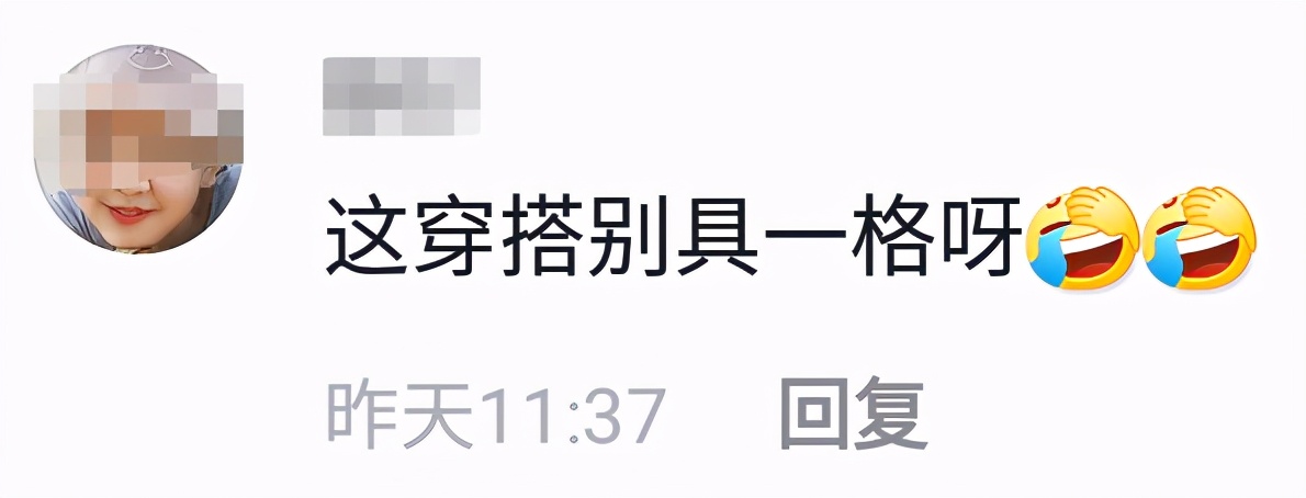 64岁陈宝国罕现身！穿着朴素挺肚腩与人合影。不带保镖毫无架子