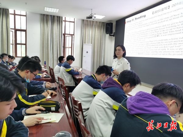 万敏老师现场上教研课 记者向洁 摄