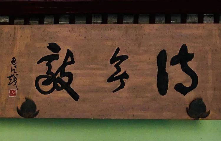 李白墓呈圆形用方块青石垒成。墓前有清代花纹碑一方，上刻有“唐名贤李太白之墓”，据传是唐代诗人杜甫的手笔。据考证，墓内有唐代宣歙观察使范传正所刻唐碑一块及李白仙骨。
