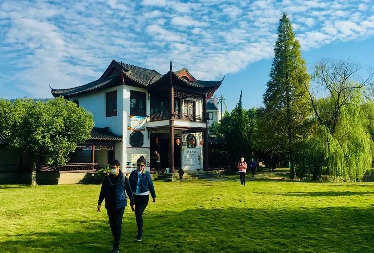 太白祠为前后两进，素白粉墙，灰黑瓦顶。祠内青砖铺地，飞檐耸脊。正庭门楣上悬林散之手书“太白祠”横匾。厅内迎面耸立一尊高2.47米、重约3吨的汉白玉李白塑像。塑像侧身而立，左手按剑，右手后双眸含慧，胡须飘拂。